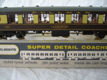 Wrenn W6001 Pullman  No 73 Coach - Brown/Cream - Brown Tables
