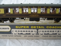 Wrenn W6001 Pullman  No 73 Coach - Brown/Cream - Brown Tables