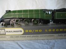 Wrenn W2209 "Golden Eagle" A4 - LNER Apple Green